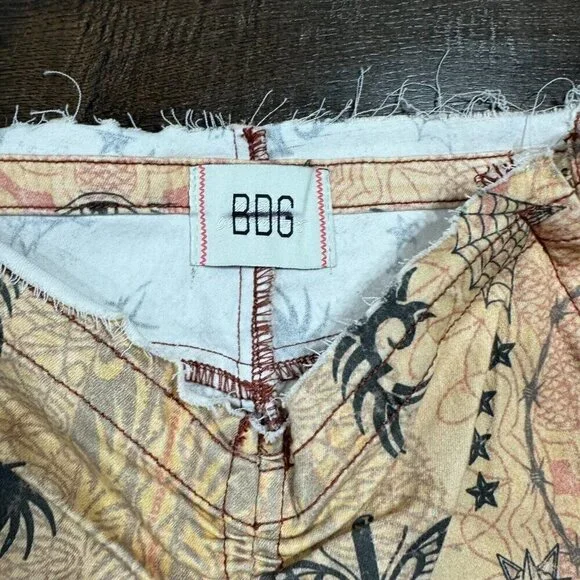 BDG Women's Printed Ruched V-front Flare Jean Low Rise Zip Closure Beige 26 - Picture 6 of 12